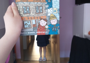 Praca Natalii Królikowskiej - Zdjęcie wykonano do okładki książki „Fotografia cyfrowa”. Widać na nim dziewczynę , która przegląda zdjęcia na swoim aparacie.