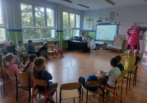 Uczniowie biorący udział w warsztatach promujących zdrowy styl życia.