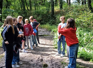 Wycieczka uczniów klasy 7a i 8b do Grotnik.