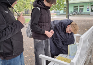 Uczniowie klasy 8a poznający sekrety życia Juliana Tuwima.