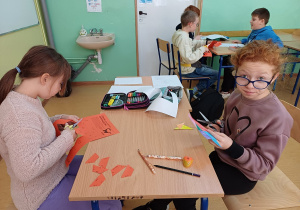 Uczniowie pracujący w parach podczas konkursu Matematyczne Duety.