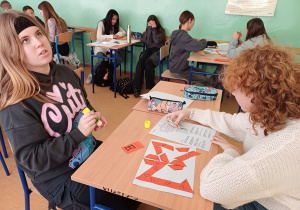 Uczniowie pracujący w parach podczas konkursu Matematyczne Duety.