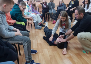 Uczniowie biorący udział w warsztatach "Pierwsza pomoc".