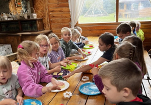 Uczniowie klasy 1b w gospodarstwie agroturystycznym w Michałówce.