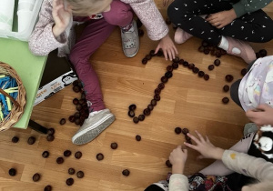 Uczniowie wykonujący prace o tematyce jesiennej.