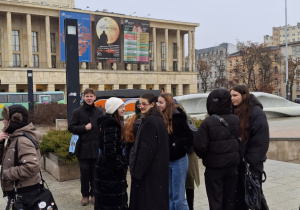 Uczniowie klas ósmych na przedstawieniu w Teatrze Wielkim.