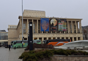 Uczniowie klas ósmych na przedstawieniu w Teatrze Wielkim.