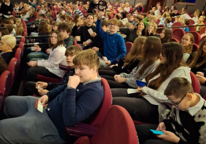 Uczniowie klas ósmych na przedstawieniu w Teatrze Wielkim.