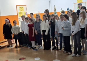 Uczniowie uczestniczący w koncercie kolęd i pastorałek.
