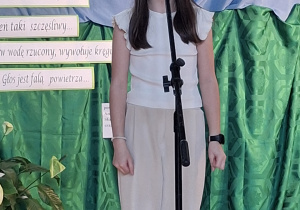 Wiktoria Leś recytuje wiersz „Liryka”.