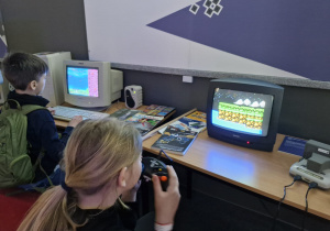 Uczniowie klas czwartych w Centrum Komiksu i Narracji Interaktywnej w EC1 w Łodzi.