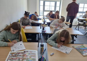 Uczniowie klas czwartych w Centrum Komiksu i Narracji Interaktywnej w EC1 w Łodzi.