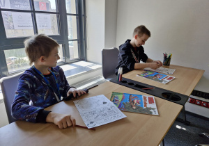 Uczniowie klas czwartych w Centrum Komiksu i Narracji Interaktywnej w EC1 w Łodzi.