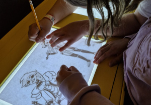 Uczniowie klas czwartych w Centrum Komiksu i Narracji Interaktywnej w EC1 w Łodzi.