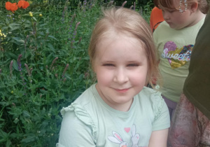 Uczniowie klasy 1a uczestniczący w warsztatach w ogrodzie botanicznym.