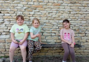 Uczniowie klasy 1a uczestniczący w warsztatach w ogrodzie botanicznym.
