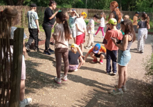 Uczniowie klasy 1a uczestniczący w warsztatach w ogrodzie botanicznym.