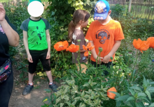 Uczniowie klasy 1a uczestniczący w warsztatach w ogrodzie botanicznym.