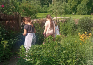 Uczniowie klasy 1a uczestniczący w warsztatach w ogrodzie botanicznym.