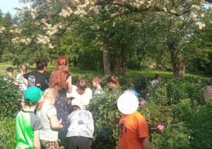 Uczniowie klasy 1a uczestniczący w warsztatach w ogrodzie botanicznym.