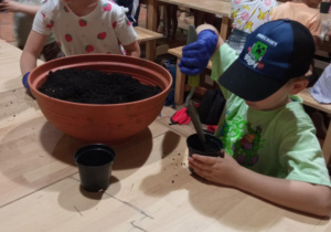 Uczniowie klasy 1a uczestniczący w warsztatach w ogrodzie botanicznym.