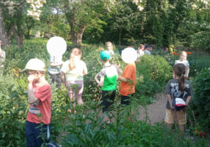 Uczniowie klasy 1a uczestniczący w warsztatach w ogrodzie botanicznym.