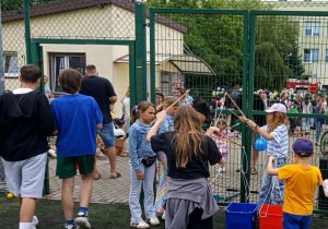 Uczestnicy Pikniku Rodzinnego S.P.6