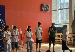 PODSUMOWANIE WYDARZEŃ SPORTOWYCH W ROKU SZKOLNYM 2024/2025 NA UROCZYSTYM APELU.