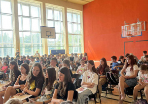 PODSUMOWANIE WYDARZEŃ SPORTOWYCH W ROKU SZKOLNYM 2024/2025 NA UROCZYSTYM APELU.