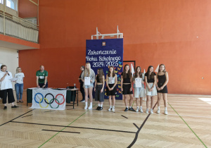 PODSUMOWANIE WYDARZEŃ SPORTOWYCH W ROKU SZKOLNYM 2024/2025 NA UROCZYSTYM APELU.