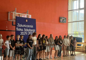 PODSUMOWANIE WYDARZEŃ SPORTOWYCH W ROKU SZKOLNYM 2024/2025 NA UROCZYSTYM APELU.