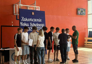 PODSUMOWANIE WYDARZEŃ SPORTOWYCH W ROKU SZKOLNYM 2024/2025 NA UROCZYSTYM APELU.