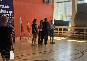 PODSUMOWANIE WYDARZEŃ SPORTOWYCH W ROKU SZKOLNYM 2024/2025 NA UROCZYSTYM APELU.