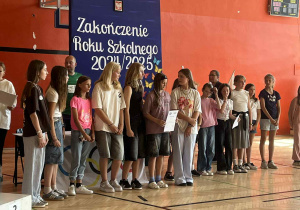 PODSUMOWANIE WYDARZEŃ SPORTOWYCH W ROKU SZKOLNYM 2024/2025 NA UROCZYSTYM APELU.