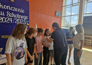 PODSUMOWANIE WYDARZEŃ SPORTOWYCH W ROKU SZKOLNYM 2024/2025 NA UROCZYSTYM APELU.
