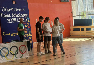 PODSUMOWANIE WYDARZEŃ SPORTOWYCH W ROKU SZKOLNYM 2024/2025 NA UROCZYSTYM APELU.