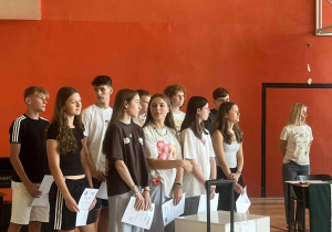 PODSUMOWANIE WYDARZEŃ SPORTOWYCH W ROKU SZKOLNYM 2024/2025 NA UROCZYSTYM APELU.