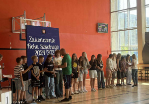 PODSUMOWANIE WYDARZEŃ SPORTOWYCH W ROKU SZKOLNYM 2024/2025 NA UROCZYSTYM APELU.