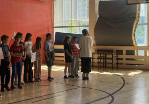 PODSUMOWANIE WYDARZEŃ SPORTOWYCH W ROKU SZKOLNYM 2024/2025 NA UROCZYSTYM APELU.