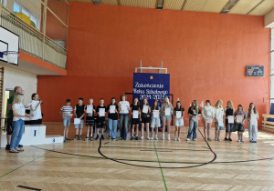 PODSUMOWANIE WYDARZEŃ SPORTOWYCH W ROKU SZKOLNYM 2024/2025 NA UROCZYSTYM APELU.