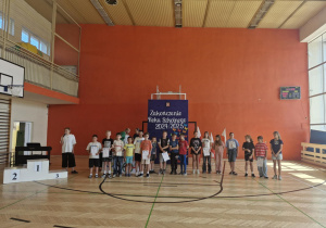 PODSUMOWANIE WYDARZEŃ SPORTOWYCH W ROKU SZKOLNYM 2024/2025 NA UROCZYSTYM APELU.