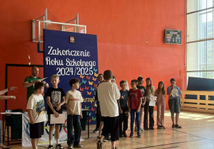 PODSUMOWANIE WYDARZEŃ SPORTOWYCH W ROKU SZKOLNYM 2024/2025 NA UROCZYSTYM APELU.