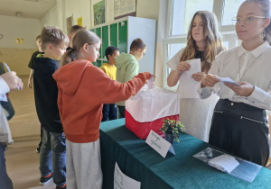 Głosowanie w wyborach do samorządu szkolnego.