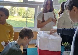 Głosowanie w wyborach do samorządu szkolnego.
