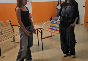 Uczniowie odgrywający scenki rodzajowe.