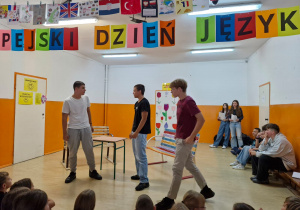 Uczniowie odgrywający scenki rodzajowe.