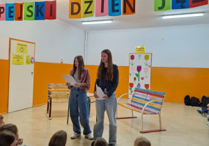 Uczniowie odgrywający scenki rodzajowe.