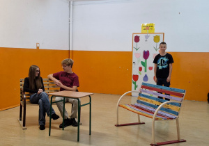 Uczniowie odgrywający scenki rodzajowe.