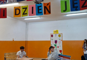 Uczniowie odgrywający scenki rodzajowe.