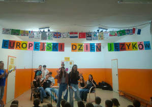 Uczniowie odgrywający scenki rodzajowe.